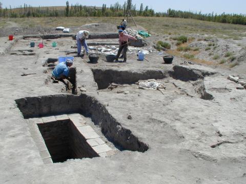 igure 1: Excavations on the West Mound, with a Byzantine grave in the foreground