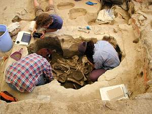 Figure 20: Excavating a composite burial in the North-West platform, Building 3