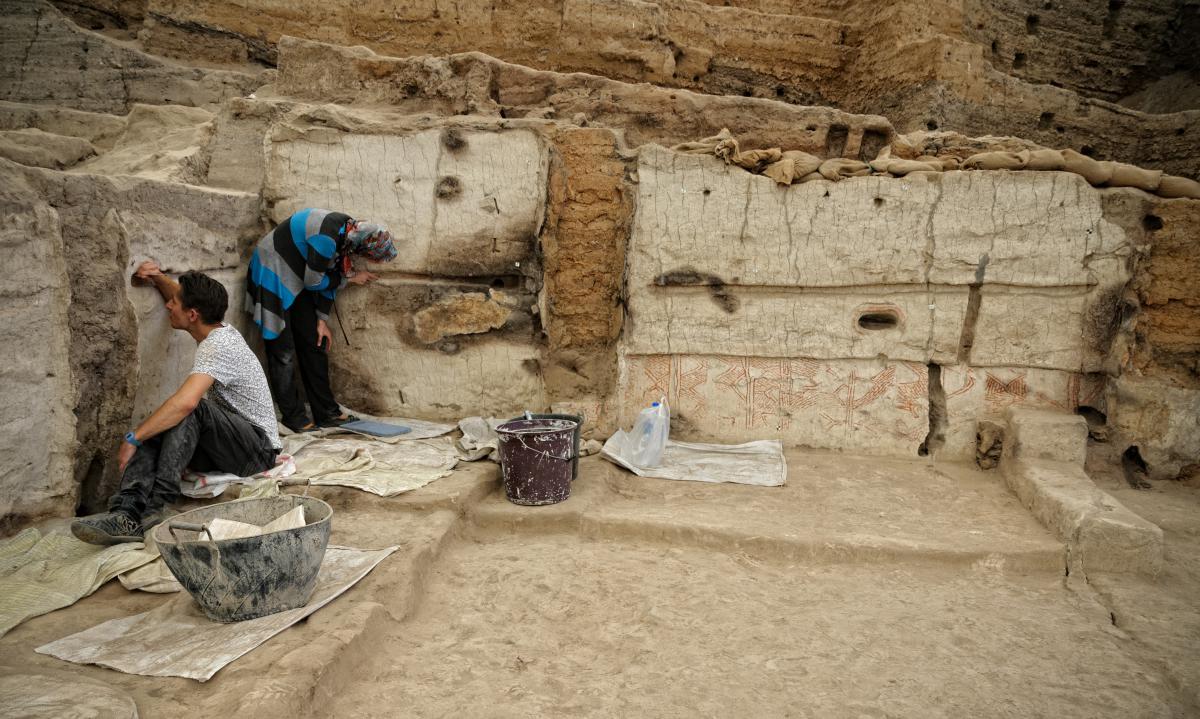 Conservators at work at Ҫatalhöyük